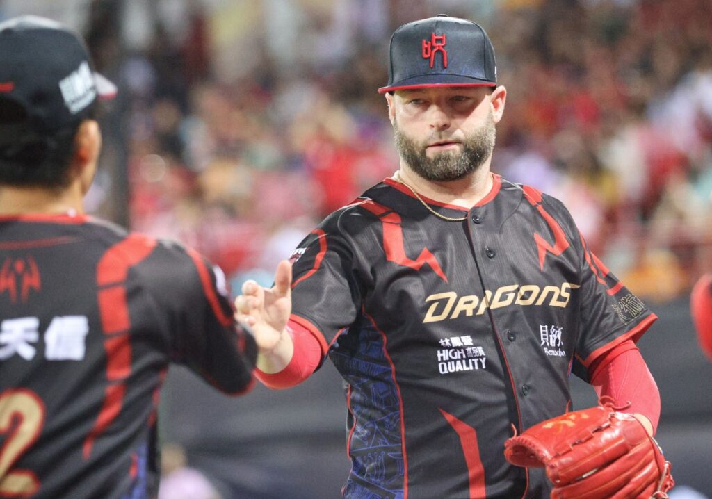 老經驗的伍鐸將先在牛棚待命。（味全龍提供）