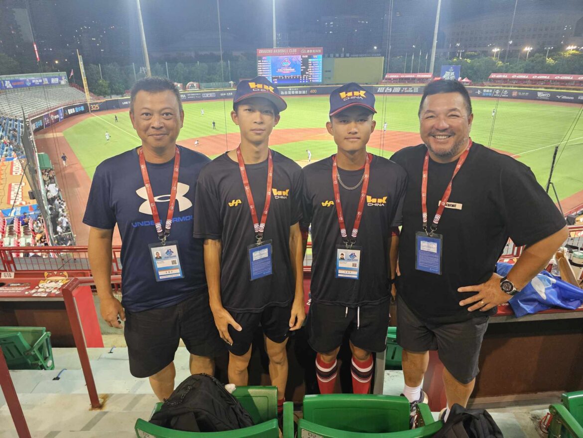 香港劉翰陽（右2）、葉雋翹（左2）在U18亞青拿下個人獎。左為總教練周森毅，右為教練葉明煌，2缺都來自台灣。 （圖：周森毅提供）