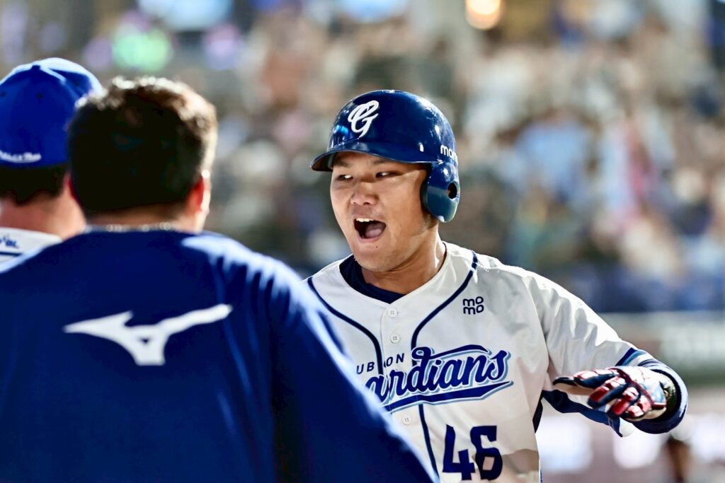 LINE ALBUM 0513雄鷹@悍將 250513 3