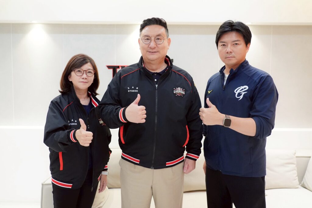 富邦育樂總經理陳昭如副領隊林威助拜會起亞虎沈哉學