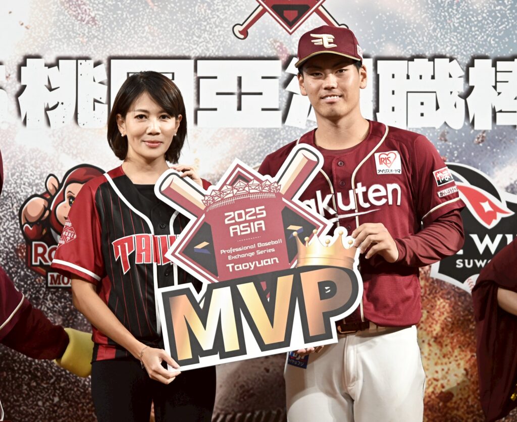 千塘行旅執行長頒發 MVP 獎項給東北樂天金鷲先發投手古賀康誠