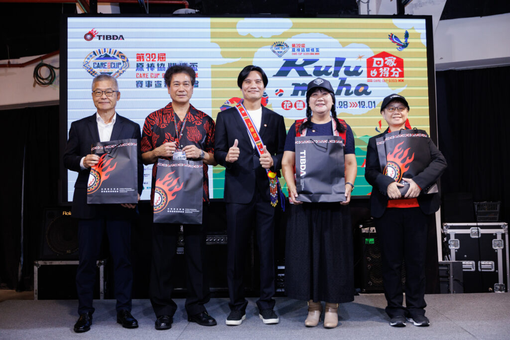 原棒協理事長王勝偉右三與立法委員伍麗華右二和原民會副主委陳義信左二合照