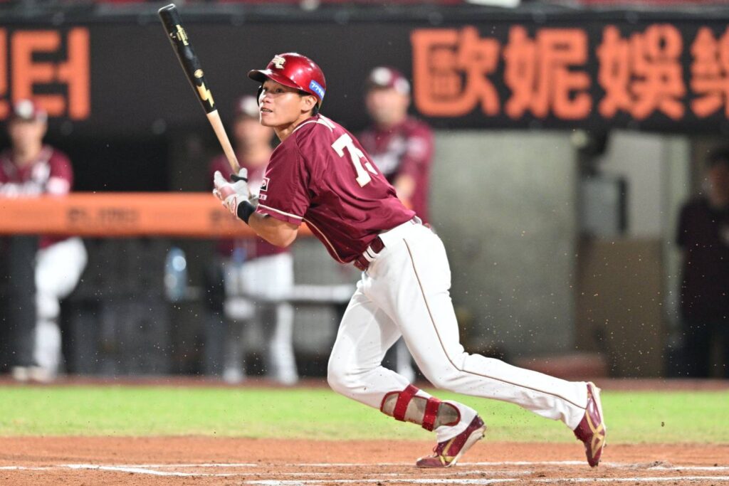 東北樂天金鷲陽柏翔打出一支內野安打