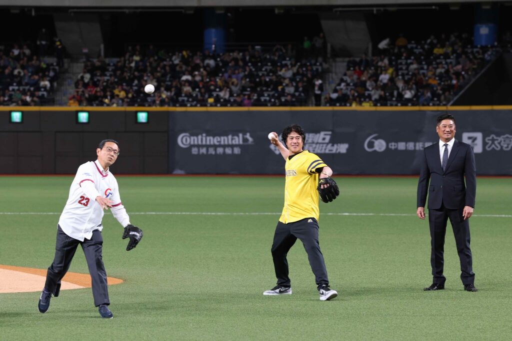 20260225台日棒球國際交流賽首戰 中信兄弟迎戰軟銀鷹 中國信託60週年品牌影片首播新聞照二