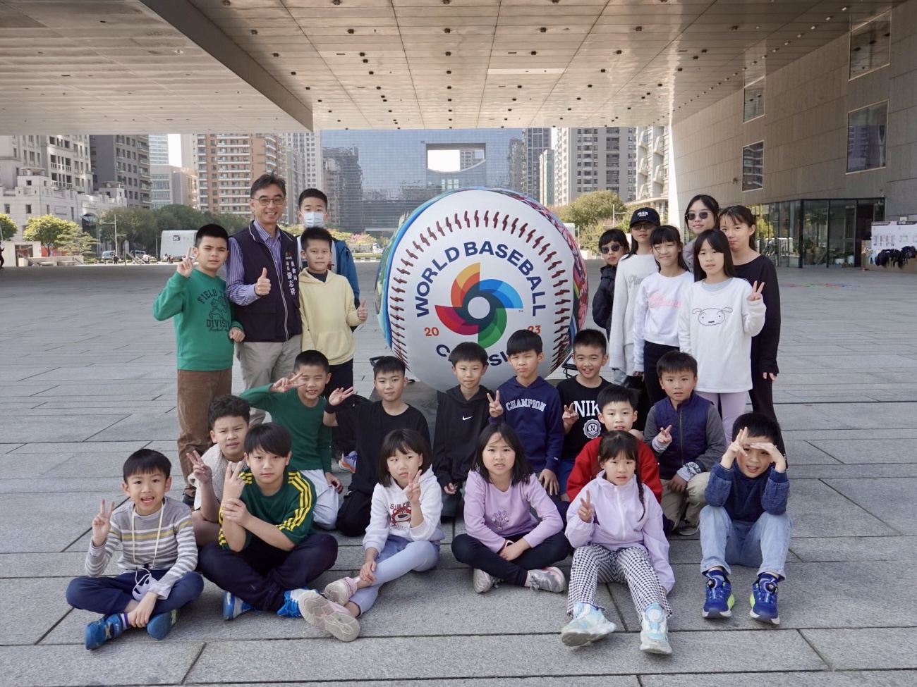 民眾可到臺中市政府前廣場與紀念球合照並打卡標註「臺中市府前廣場」，即可參加後續抽獎