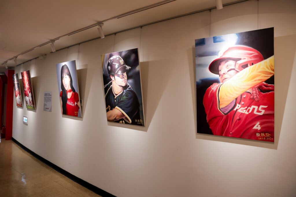 4樓包廂區顏振發老師畫作，紀錄味全龍場上每一刻觸動人心的瞬間