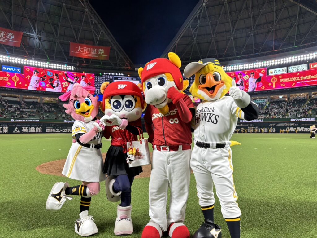 味全龍與福岡軟銀鷹吉祥物合影