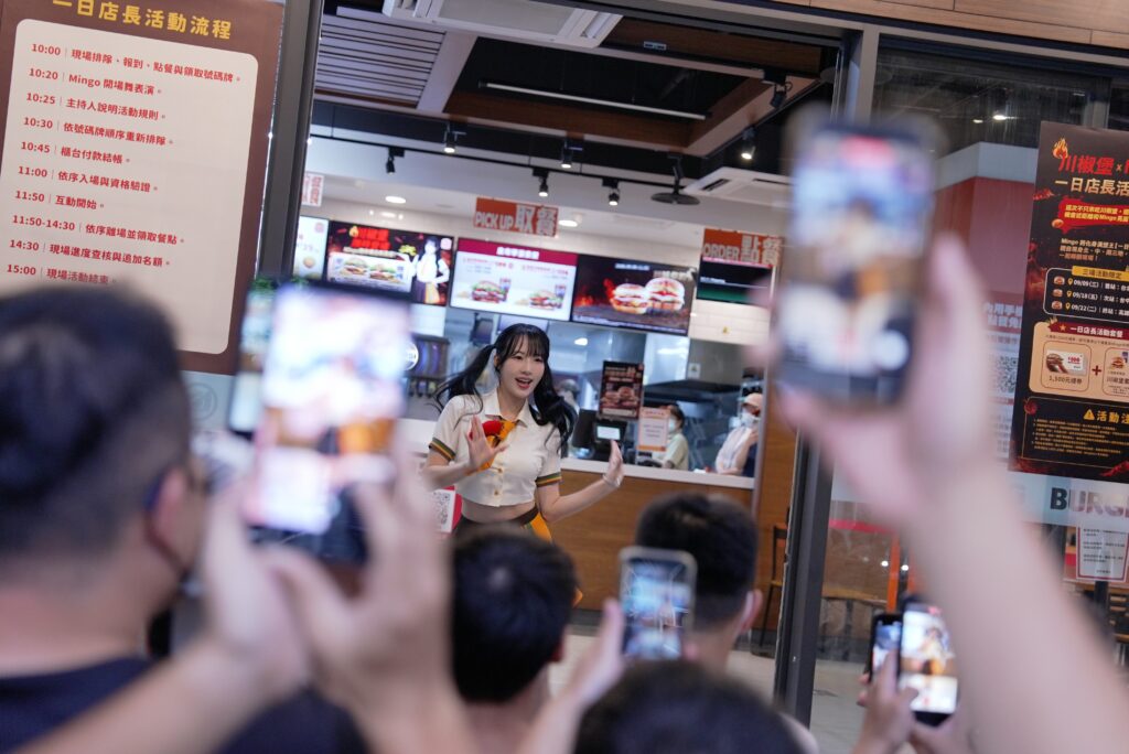 Wing Stars Mingo化身一日店長 北中南三站近距離會粉絲「芒果兵」全勤力挺超暖心 簽名合照留下專屬回憶