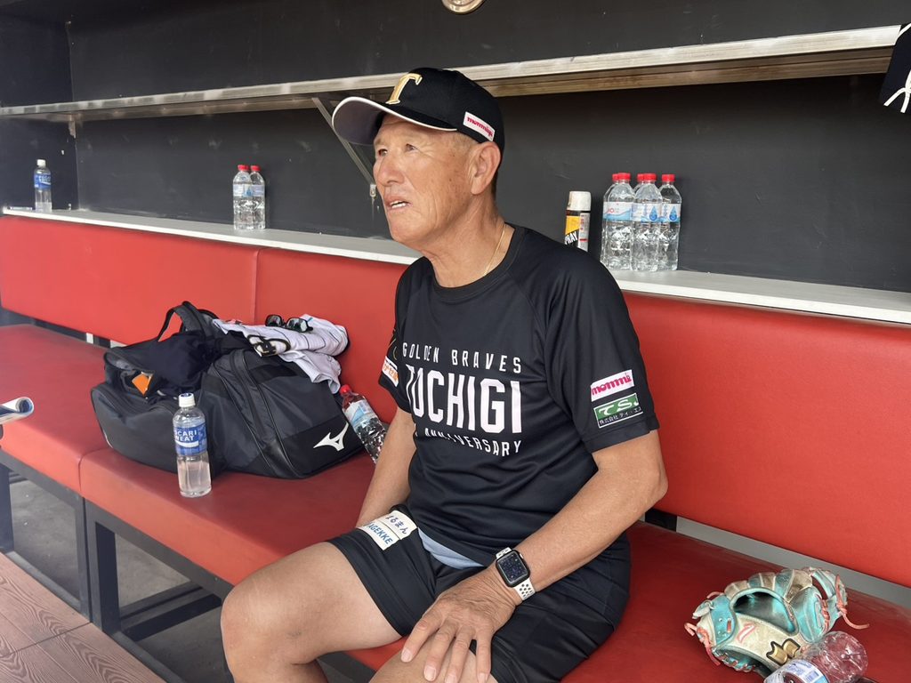 看新竹球場外野牆 山森雅文重溫45年前美技。勁力行銷提供